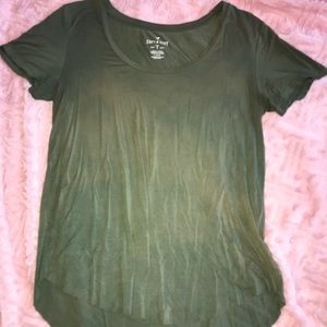Green high low t-shirt with light pink tones